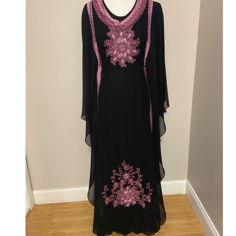 Dress/abaya black with pinkish embroidery and beads, batwing style, Sz M/L